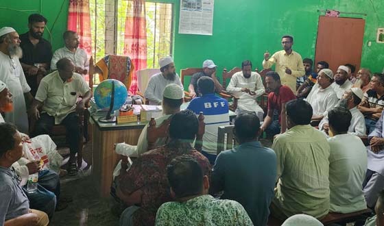 মণিরামপুরে প্রধান শিক্ষক তাপস পাইনের কৈফিয়াত নিতে ক্ষুদ্ধ জনতা