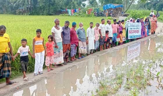 বীরগঞ্জে রাস্তা বন্ধের প্রতিবাদে মানববন্ধন