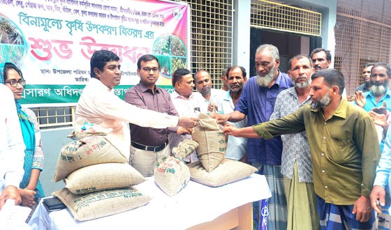গোমস্তাপুরে বিনামূল্য কৃষি উপকরণ বিতরণ
