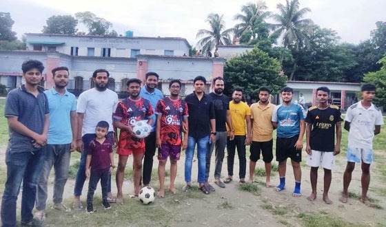 দিঘলিয়ায় ফুটবল প্রেমিদের মাঝে ফুটবল উপহার বিতরণ