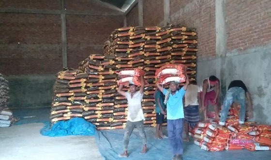 স্থলবন্দরের গুদামে গুদামে চাল মজুত, হিলিতে চালের দামে ঊর্ধ্বগতি