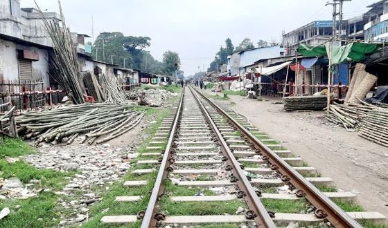 সৈয়দপুরে সচল রেললাইনে বাঁশের হাট দুর্ঘটনার আশংকা