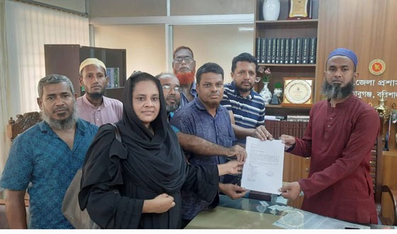 বাবুগঞ্জের বাদলা গ্রামের রাস্তা পাকা করনের দাবিতে স্বারকলিপি প্রদান