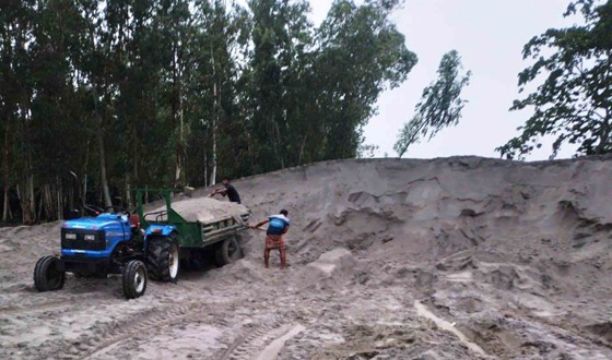 ব্রহ্মপুত্র নদে অবৈধভাবে বালু উত্তোলণ কোনভাবেই বন্ধ হচ্ছে না