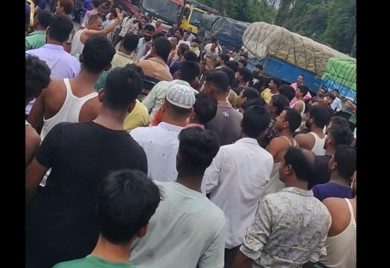 কালিয়াকৈরে পুলিশী হয়রানির প্রতিবাদে পরিবহন শ্রমিকদের মহাসড়ক অবরোধ