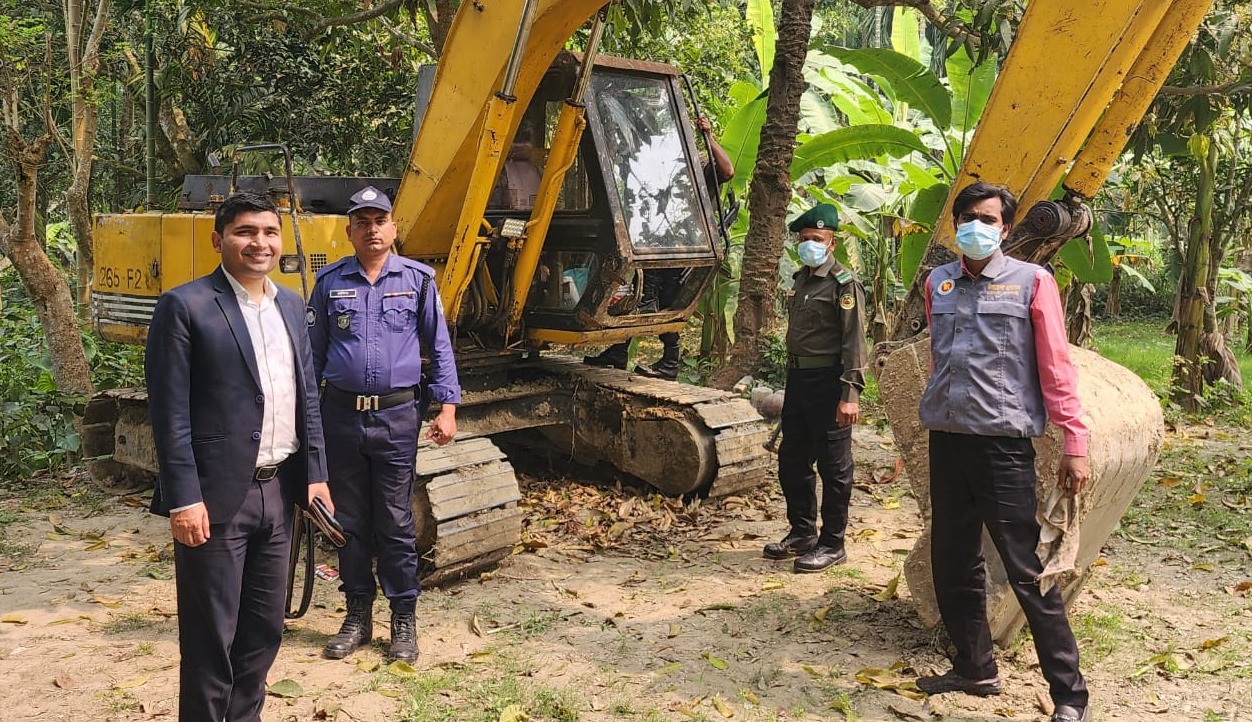 চারঘাটে বন্ধের নোটিশ অমান্য করে বাঁশঝাড় কেটে পুকুর খনন