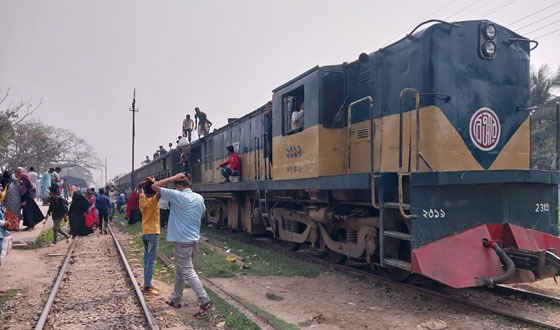 গফরগাঁওয়ে মহুয়া কমিউটার ট্রেনের ইঞ্জিন বিকল, ভোগান্তিতে যাত্রীরা