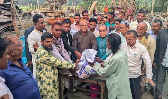 ডোমসার অগ্নিকান্ডে ক্ষতিগ্রস্ত ১৩ পরিবারের মাঝে ইফতার সামগ্রী বিতরণ