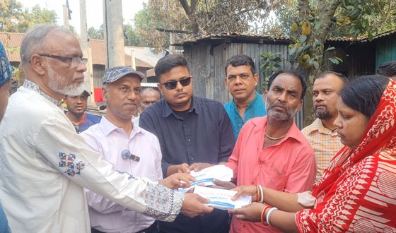 বাসাইলে অগ্নিকাণ্ডে ক্ষতিগ্রস্ত দুইটি পরিবারকে আর্থিক সহায়তা