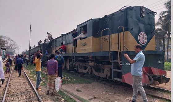 গফরগাঁওয়ে মহুয়া কমিউটার ট্রেনের ইঞ্জিন বিকলের পৌনে ৩ ঘন্টা যাত্রা বিলম্ব