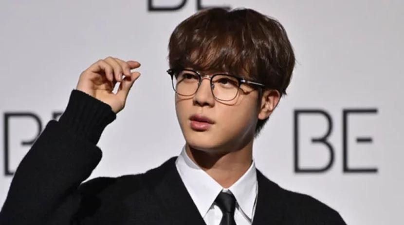 বিটিএস’র সদস্যকে চুমু, আইনি ঝামেলায় জাপানি নারী