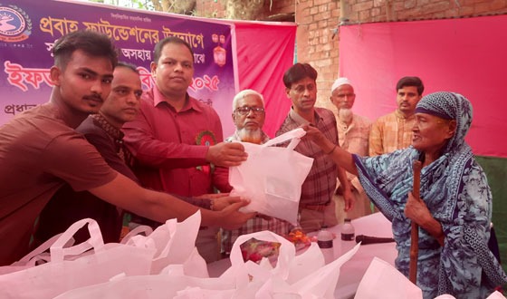সৈয়দপুরে অসহায় মানুষের মাঝে ইফতার সামগ্রী বিতরণ