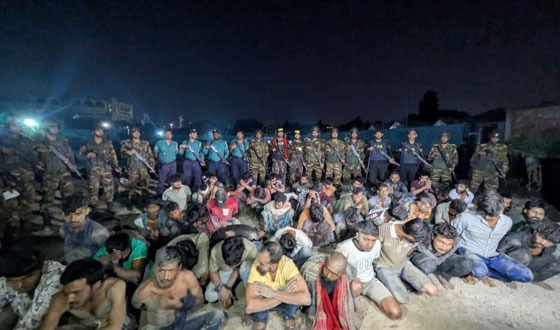 টঙ্গীর হাজি মাজার বস্তিতে অভিযান, আটক অর্ধশতাধিক