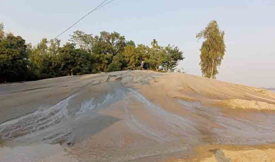 চিলমারীতে থামছেই না বালু উত্তোলন