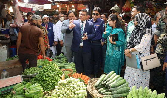কুমিল্লায় দ্রব্যমূল্য নিয়ন্ত্রণে জেলা প্রশাসকের বাজার তদারকি