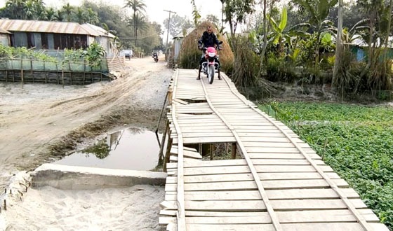 নীলফামারীতে ব্রিজের অভাবে হাজারো মানুষের চলাচলে দুর্ভোগ