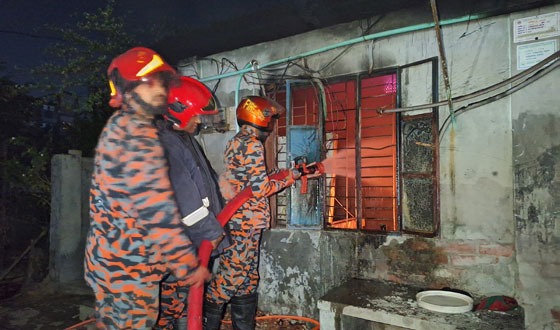 বরিশালে স্বেচ্ছাসেবক দল নেতার বসত ঘরে অগ্নিসংযোগ