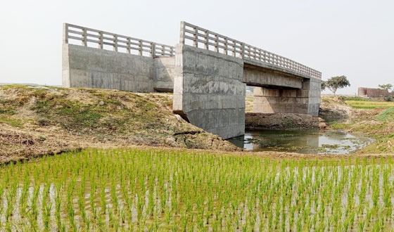 সংযোগ রাস্তা ছাড়াই দাঁড়িয়ে সাড়ে ৩ কোটির সেতু