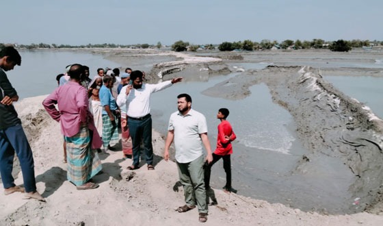 মানিকখালী ও গোয়ালডাঙ্গা বেড়ী বাঁধ ভাঙ্গন স্থান পরিদর্শনে কর্মকর্তাবৃন্দ