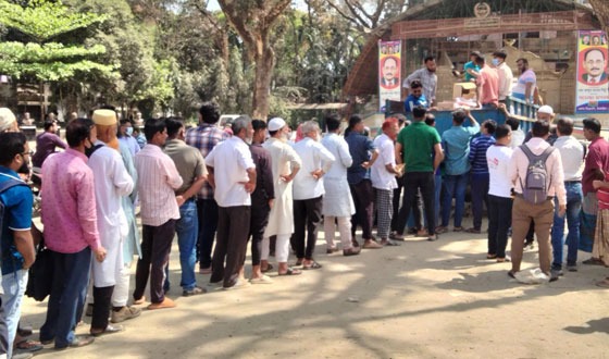 টাঙ্গাইলে টিসিবির পন্য বিক্রি শুরু