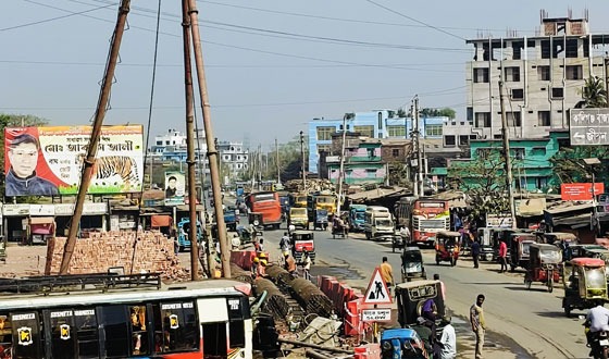 কালীগঞ্জে উড়ন্ত সেতু নির্মাণ কাজে নেই নিরাপত্তা: দুর্ঘটনার শঙ্কা