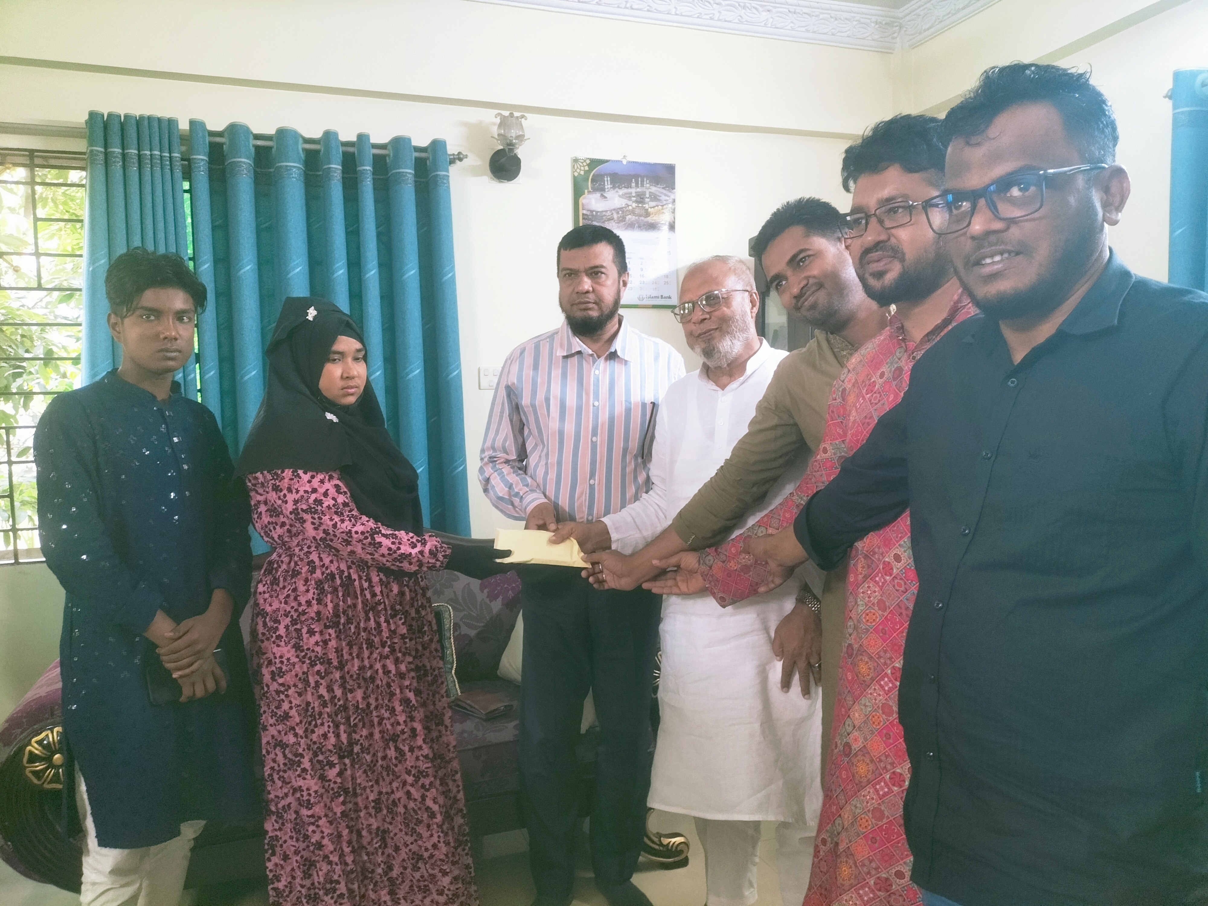 ভোলায় শহিদ দুই পরিবারকে আর্থিক সহায়তা