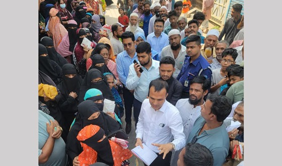 চাঁদপুরে টিসিবির ট্রাক সেলের মাধ্যমে স্বল্প মূল্যে বিভিন্ন পণ্য বিক্রি শুরু