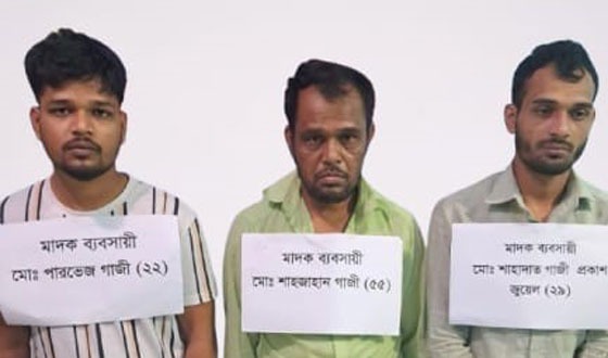 চাঁদপুরে যৌথ বাহিনী অভিযানে গাঁজাসহ আটক ৩