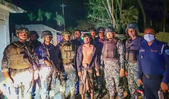 বাংলাদেশ টেকনাফ হতে কুখ্যাত ডাকাত আটক