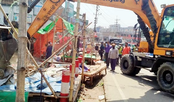 খুলনায় সড়কে দখলদারদের বিরুদ্ধে অপসারণ কার্যক্রম অভিযান