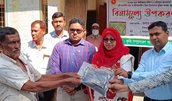 কৃষকের মাঝে বিনামুল্যে সার ও বীজ বিতরণ