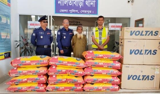 ভারতীয় পণসহ চোরাকারবারি আটক