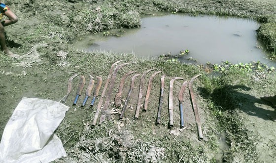 দৌলতখানে পুলিশের  অভিযানে দেশীয় অস্ত্র উদ্ধার