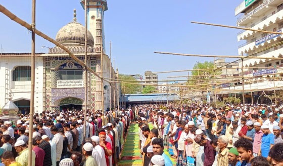 হাজীগঞ্জ বড় মসজিদে রমজানে প্রথম জুমায় মুসল্লিদের ঢল