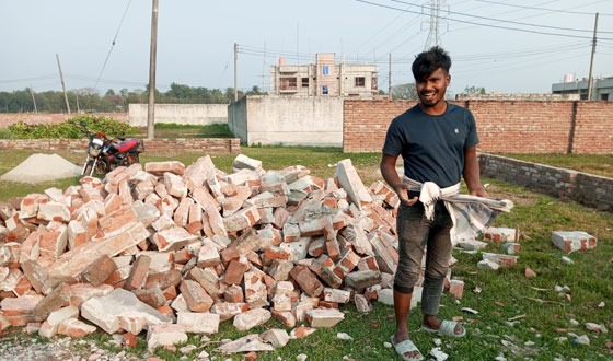 চাঁদা না দেওয়ায় জমির প্রাচীর ভেঙ্গে দেওয়ার অভিযোগ