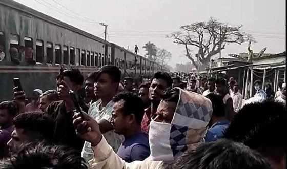 কমিউটার ট্রেনের ইঞ্জিনে আগুন, সোয়া এক ঘন্টা পর রেলযোগ চালু