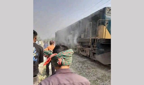 ত্রিশালে দেওয়ানগঞ্জগামী কমিউটার ট্রেনের ইঞ্জিনে আগুন