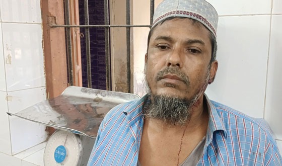 দরখাস্থে দস্তখত করায় ব্যবসায়ীর উপর ভূমিদস্যুর হামলা