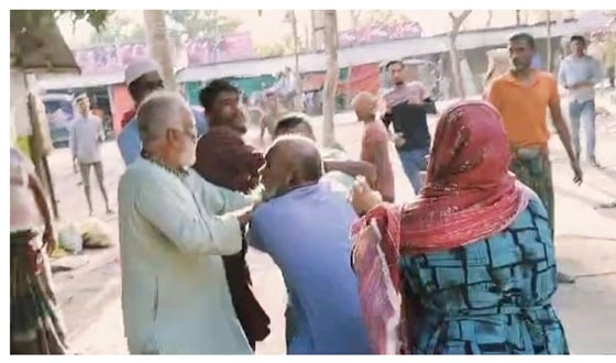 যুবলীগ নেতার বৃদ্ধ বাবাকে মারধর করে পুলিশে সোর্পদ