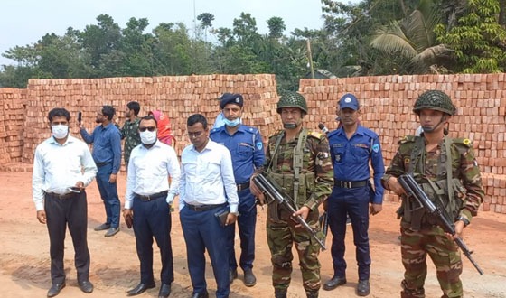 যৌথ বাহিনীর অভিযানে ভেঙে গুড়িয়ে দেয়া হচ্ছে অবৈধ ইটভাটা