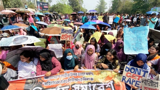 ধর্ষকদের শাস্তির দাবিতে রাবি শিক্ষার্থীদের বিক্ষোভ মিছিল