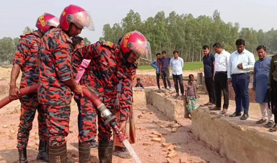 হিলিতে অবৈধ ইট ভাটায় ভ্রাম্যমাণ আদালতের জরিমানা