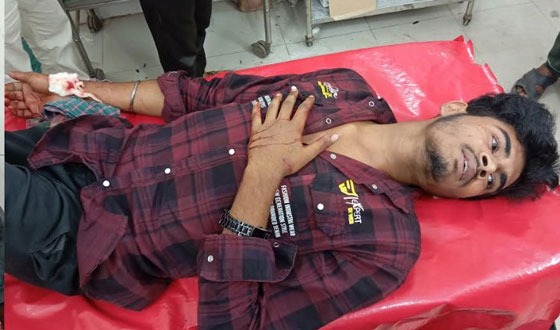 কম দামে লাউ বিক্রি না করায় পিতা-পুত্রকে কুপিয়ে জখম