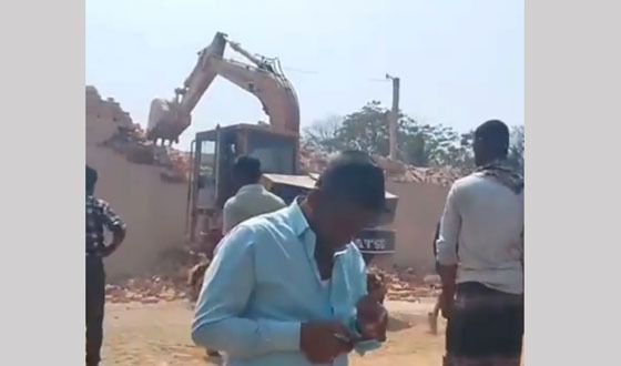 সেনবাগে অবৈধ ইটভাটা ভেঙ্গে দিয়েছে ভ্রাম্যমান আদালত