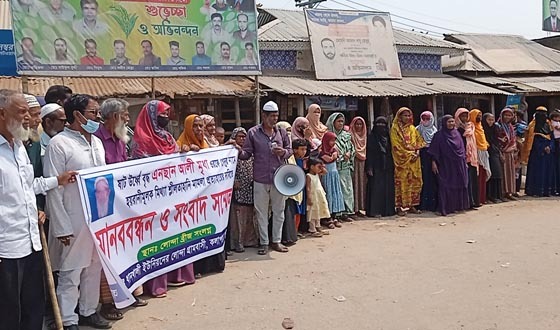 কলাপাড়ায় সড়ক অবরোধ করে শতশত নারী পুরুষের বিক্ষোভ