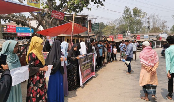 ধর্ষকের শাস্তির দাবিতে ক্ষেতলালে শিক্ষার্থীদের মানববন্ধন