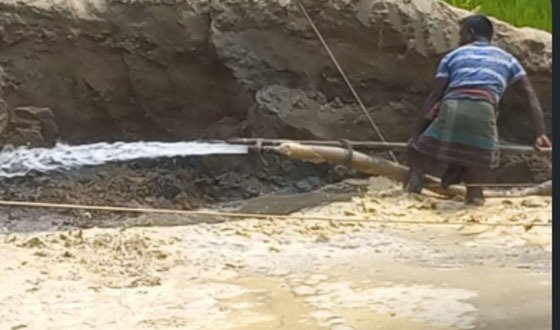 অভৈধভাবে বালু উত্তোলন, হুমকিতে ফুলকুমার ব্রিজ ও থানাঘাট বাজার