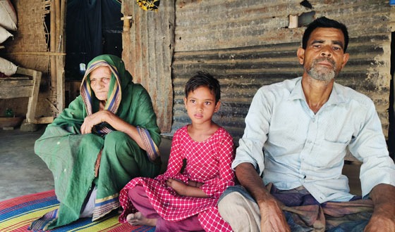 রমজানেও সন্তান ও অন্ধ মাকে নিয়ে না খেয়ে দিন কাটে অসহায় মহিরের