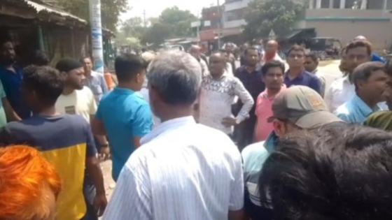 বাঘায় চাউলের স্লিপ ভাগাভাগি নিয়ে বিএনপির দুই গ্রুপের মধ্যে ধাওয়া পাল্টা ধাওয়া