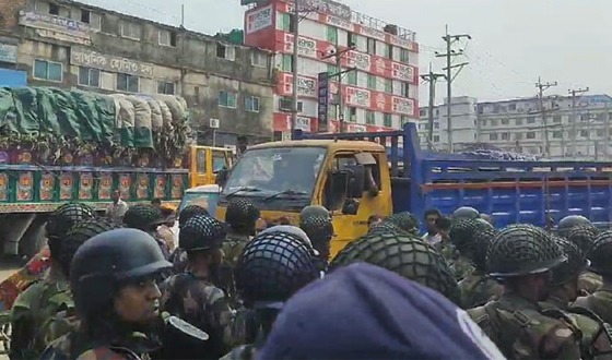 বকেয়া বেতনের দাবিতে গাজীপুরে মহাসড়ক অবরোধ